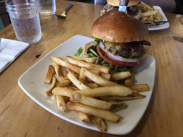 Sehr guter Burger im Next Door Gastropub